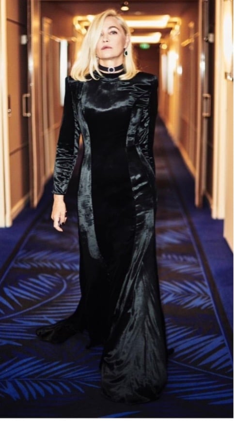 Robe de créateur Olivier THEYSSKEN portée par Emmanuelle Beart à l’occasion de la montée des marches du Festival du cinéma 2022 à Cannes